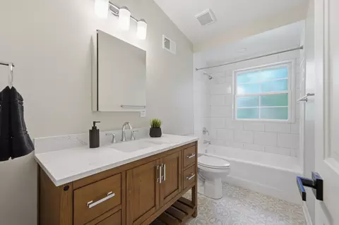 Bath - 542 E Prospect Ave, Lake Bluff, IL 60044 photo 8 of 10