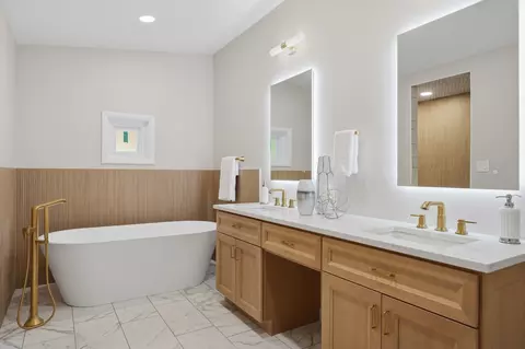 Bath - 542 E Prospect Ave, Lake Bluff, IL 60044 photo 2 of 10