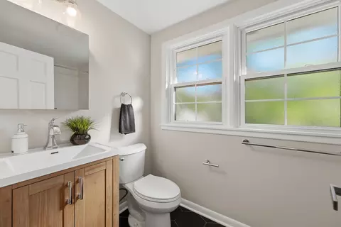 Bath - 542 E Prospect Ave, Lake Bluff, IL 60044 photo 6 of 10