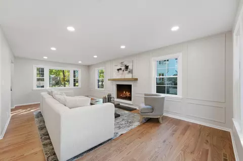 Living - 542 E Prospect Ave, Lake Bluff, IL 60044 photo 1 of 5