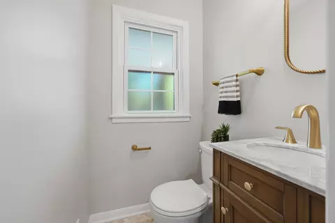 Bath - 542 E Prospect Ave, Lake Bluff, IL 60044 photo 9 of 10