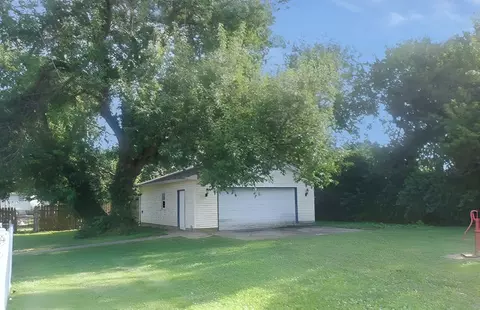 218 E Washington St, Paris, IL 61944 photo 10