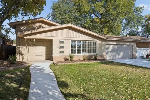 5504 Oak Center Dr, Oak Lawn, IL 60453
