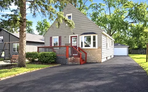 1621 Round Lake Dr, Round Lake Beach, IL 60073