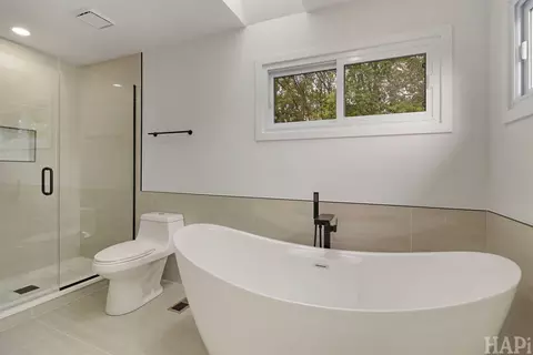 Bath - 275 Farmhill Dr, Algonquin, IL 60102 photo 3 of 4