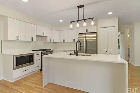 Kitchen - 275 Farmhill Dr, Algonquin, IL 60102 photo 1 of 3