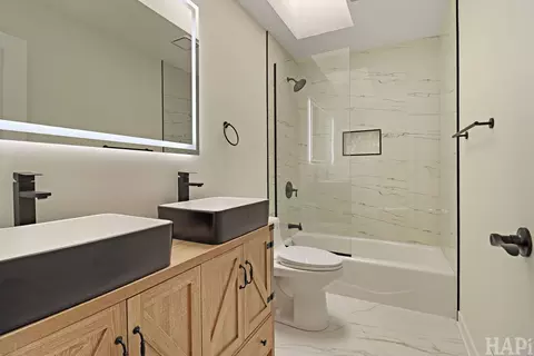 Bath - 275 Farmhill Dr, Algonquin, IL 60102 photo 4 of 4