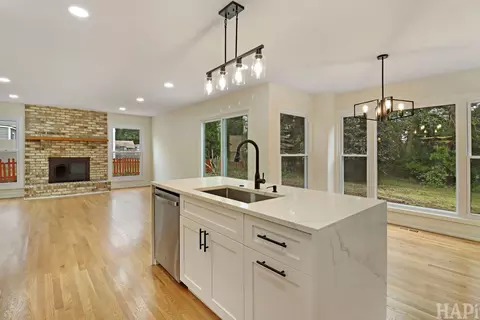 Kitchen - 275 Farmhill Dr, Algonquin, IL 60102 photo 2 of 3