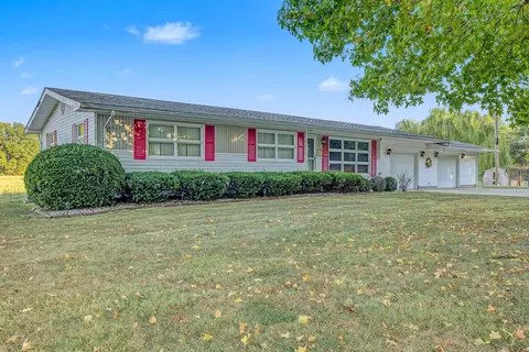 Exterior - 14798 Cherry St, Sesser, IL 62884 photo 2 of 17