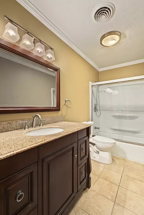Bath - 14798 Cherry St, Sesser, IL 62884 photo 1 of 2