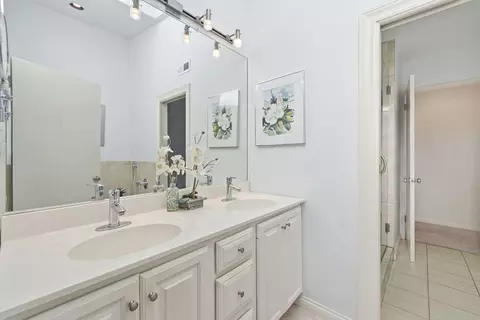 Bath - 8361 Clynderven Rd, Burr Ridge, IL 60527 photo 2 of 3