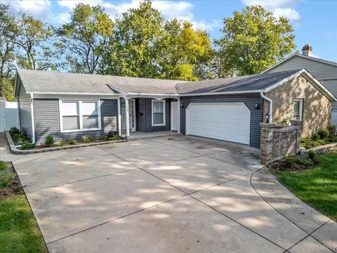 196 Green Ct, Streamwood, IL 60107