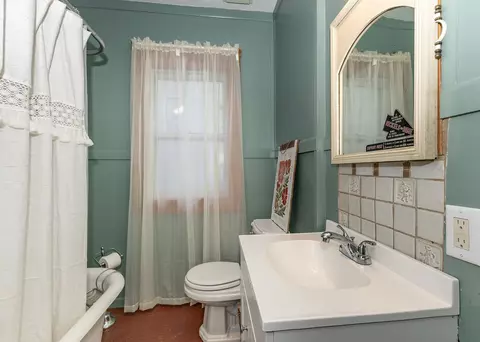 Bath - 1402 28th Ave, Moline, IL 61265 photo 1 of 1