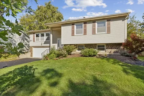 990 Brush Hill Ln, Lake Zurich, IL 60047