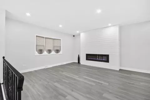 Living - 17000 Pine Ct, Hazel Crest, IL 60429 photo 1 of 4