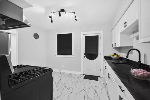 Kitchen - 17000 Pine Ct, Hazel Crest, IL 60429 photo 2 of 3
