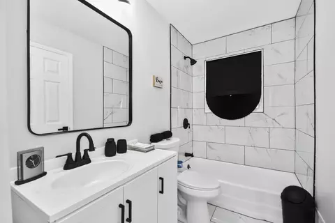 Bath - 17000 Pine Ct, Hazel Crest, IL 60429 photo 1 of 2