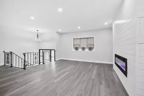 Living - 17000 Pine Ct, Hazel Crest, IL 60429 photo 2 of 4