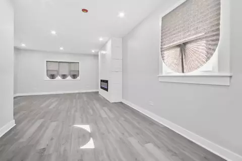 Living - 17000 Pine Ct, Hazel Crest, IL 60429 photo 3 of 4