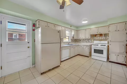 Kitchen - 36 S Highview Ave, Addison, IL 60101 photo 2 of 2