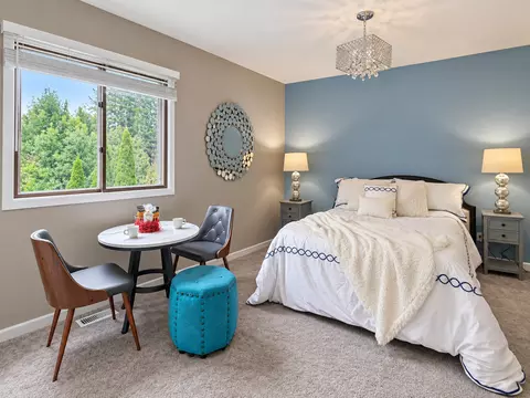Bedroom - 1401 Knoll Dr, Naperville, IL 60565 photo 2 of 10
