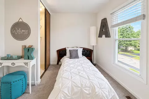 Bedroom - 1401 Knoll Dr, Naperville, IL 60565 photo 9 of 10