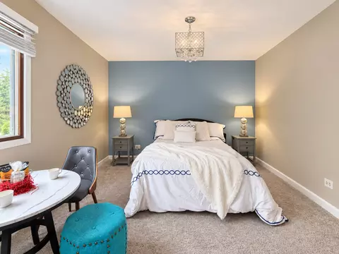 Bedroom - 1401 Knoll Dr, Naperville, IL 60565 photo 3 of 10