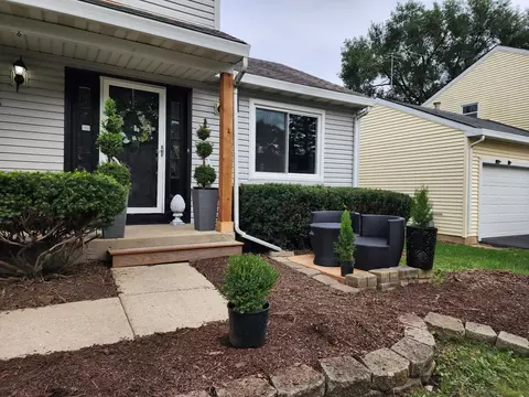 Exterior - 1401 Knoll Dr, Naperville, IL 60565 photo 9 of 10