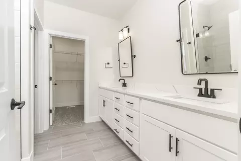 Bath - 2216 Corrigan Way, Normal, IL 61761 photo 2 of 6