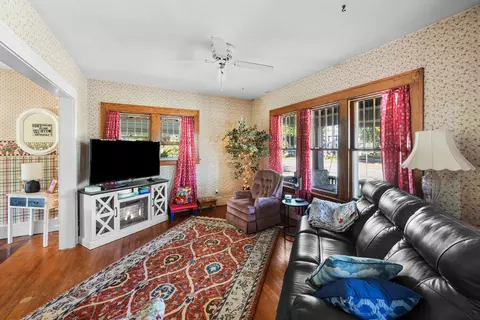 Living - 504 19th Ave, Moline, IL 61265 photo 2 of 3