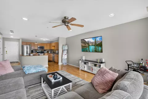 Living - 50 N Bokelman St #534, Roselle, IL 60172 photo 2 of 2