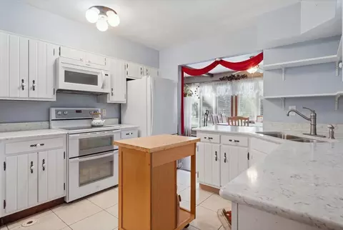 Kitchen - 1401 E 28th St, Sterling, IL 61081 photo 2 of 2