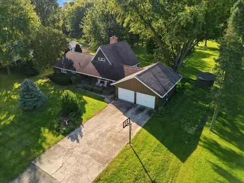 Exterior - 1401 E 28th St, Sterling, IL 61081 photo 3 of 6