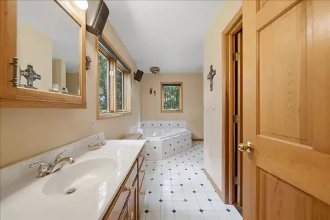 Bath - 804 Timber Trail Dr, Dixon, IL 61021 photo 2 of 4