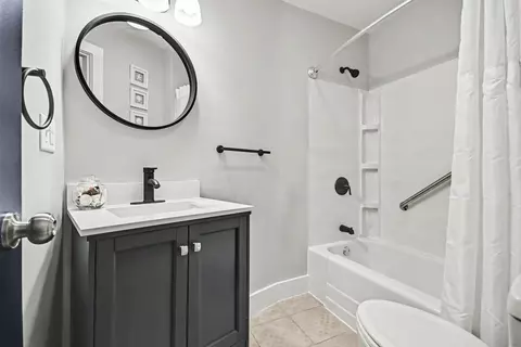 Bath - 646 Webster St, Ottawa, IL 61350 photo 1 of 3