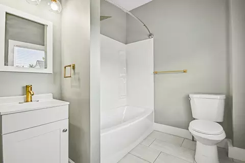Bath - 646 Webster St, Ottawa, IL 61350 photo 3 of 3