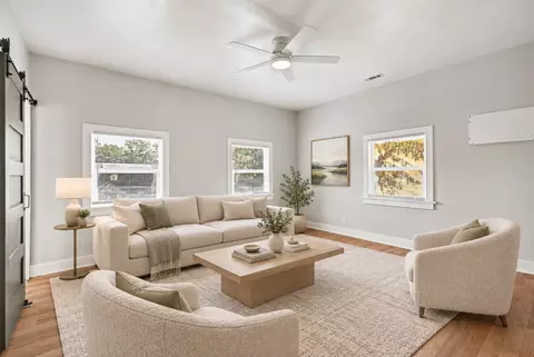 Living - 646 Webster St, Ottawa, IL 61350 photo 5 of 6