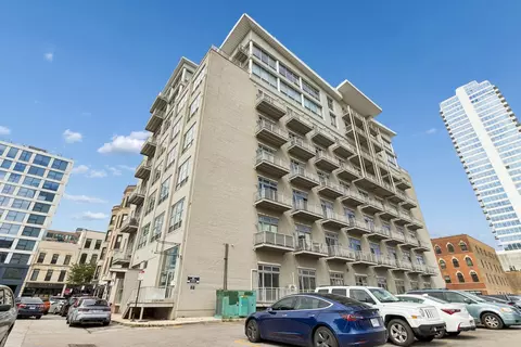 770 W Gladys Ave #304, Chicago, IL 60661