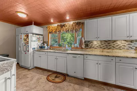 Kitchen - 1392 Red Brick Rd, Dixon, IL 61021 photo 2 of 4