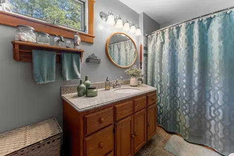 Bath - 1392 Red Brick Rd, Dixon, IL 61021 photo 2 of 3