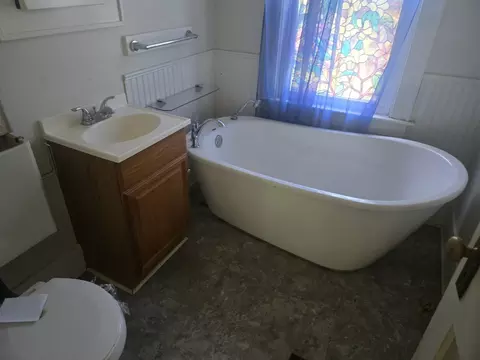 Bath - 100 W Charles St, Mclean, IL 61754 photo 2 of 3