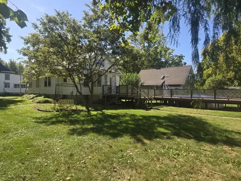 Exterior - 100 W Charles St, Mclean, IL 61754 photo 2 of 4