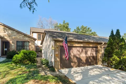 Exterior - 1045 Wheaton Oaks Dr, Wheaton, IL 60187 photo 2 of 7