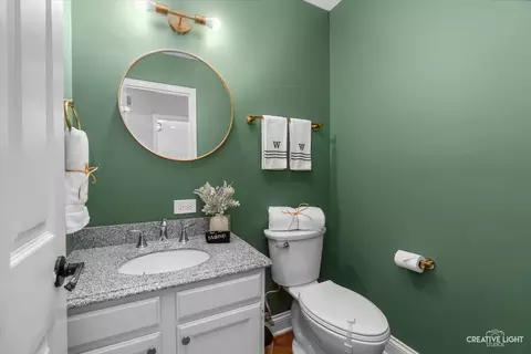Bath - 1045 Wheaton Oaks Dr, Wheaton, IL 60187 photo 1 of 3