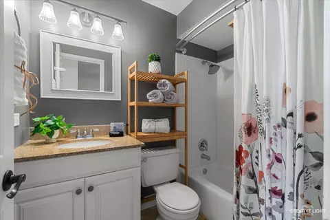Bath - 1045 Wheaton Oaks Dr, Wheaton, IL 60187 photo 3 of 3
