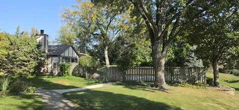 Exterior - 1045 Wheaton Oaks Dr, Wheaton, IL 60187 photo 5 of 7