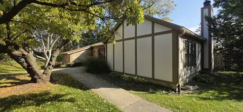 Exterior - 1045 Wheaton Oaks Dr, Wheaton, IL 60187 photo 4 of 7