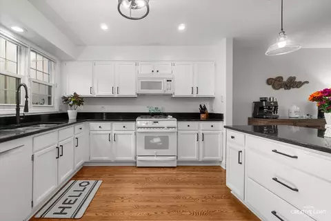 Kitchen - 1045 Wheaton Oaks Dr, Wheaton, IL 60187 photo 1 of 3