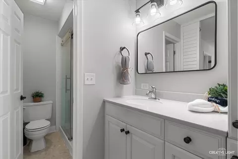 Bath - 1045 Wheaton Oaks Dr, Wheaton, IL 60187 photo 2 of 3
