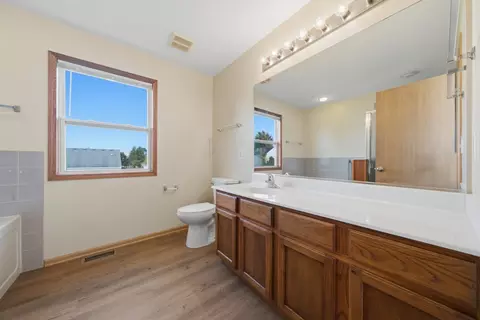 Bath - 515 Meadow Ln, Harvard, IL 60033 photo 3 of 4